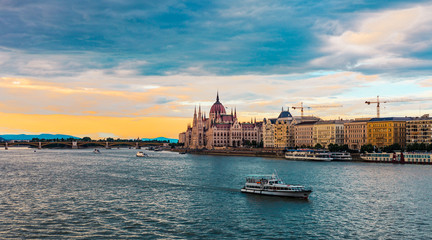 Obraz premium Boat on the Danube river, Hungarian Parliament Building sunset in Budapest