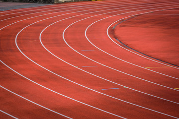 Rote Laufbahn auf dem Sportplatz, Leichtathletik