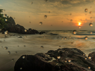 Fototapeta na wymiar sun rise at the beach 