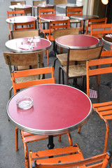 Table rouge et chaise orange