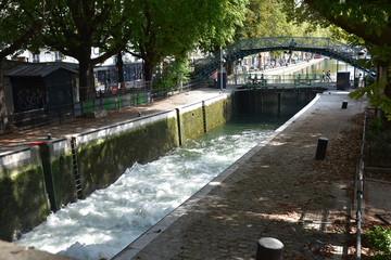 Ecluse du canal Saint-Martin à Paris, France