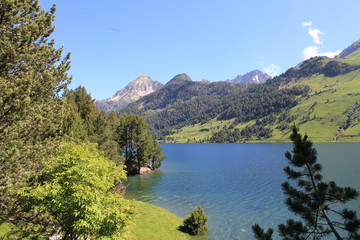 Fototapeta na wymiar montagne et lac