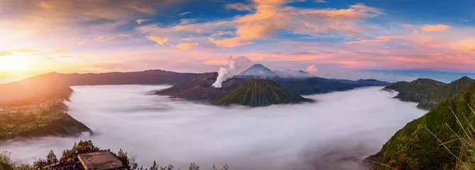 Photo sur Plexiglas Indonésie Volcan du mont Bromo (Gunung Bromo) pendant le lever du soleil du point de vue sur le mont Penanjakan dans le parc national Bromo Tengger Semeru, Java oriental, Indonésie.