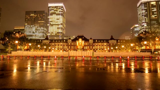 東京駅前の行幸通りの雨のリフレクション風景を前進するハイパーラプス映像