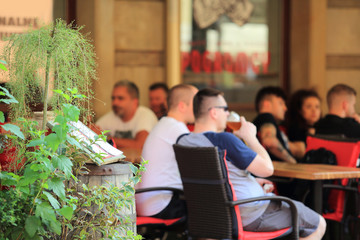 Fototapeta Ludzie przy stolikach w restauracji. obraz