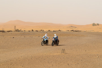 Obraz na płótnie Canvas Motos en el desierto