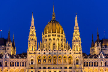 Fototapeta premium Parlament in Budapest 2018 bei Nacht Nahaufnahme