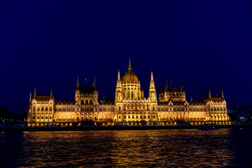 Fototapeta na wymiar Parlament in Budapest 2018 bei Nacht