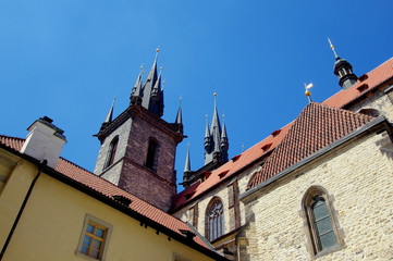 Kościół Marii Panny przed Tynem - wieża gotyckiego kościoła widziana z ciasno zabudowanej starówki Pragi, stolicy Czech
