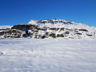 montagne de roche enneigée