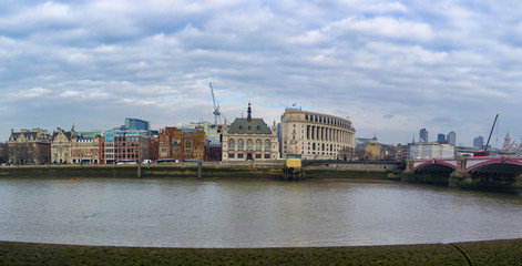 Naklejka premium Panoramic view on the river Thames in London, United Kingdom
