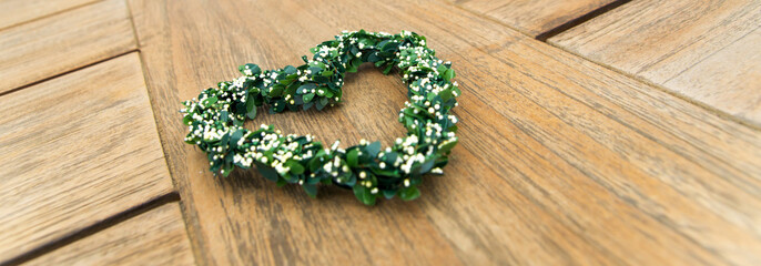 Herzgesteck auf Holztisch zur Kommunion / Textfreiraum