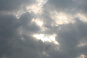 Naklejka na ściany i meble Dunkle Wolken ziehen vor der Sonne auf