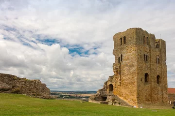 Papier Peint photo Château Ruins of medieval Scarborough Castle in North Yorkshire.