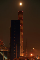 Elektrownia, fabryka w świetle księżyca w pełni nad kominem. - obrazy, fototapety, plakaty