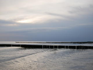 Ostseestrand mit Buhnen