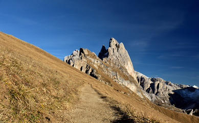 Auf dem Wanderweg von der Seceda zu den Geisler spitzen im Herbst
