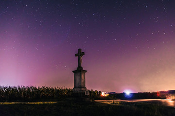 murowany krzyż wśród pól na tle gwieździstego nieba  © Henryk Niestrój