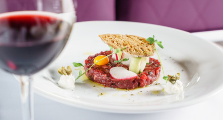 beef tartar with egg