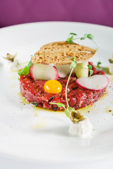 beef tartar with egg