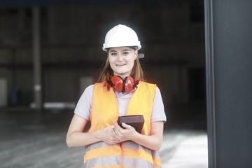 Ingenieur Junge Frau mit Helm