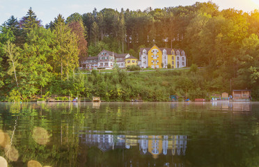 Talsperre Kriebstein in Lauenhain mit Blick zum Hotel Waldhaus
