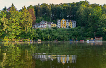 Fototapeta na wymiar Talsperre Kriebstein in Lauenhain mit Blick zum Hotel Waldhaus Lauenhain
