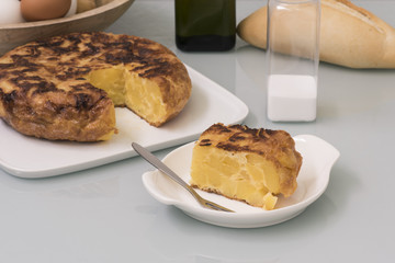 Tortilla española de patatas y un trozo en un plato