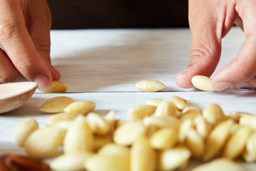 Obraz na płótnie Canvas peeled almonds on the table.