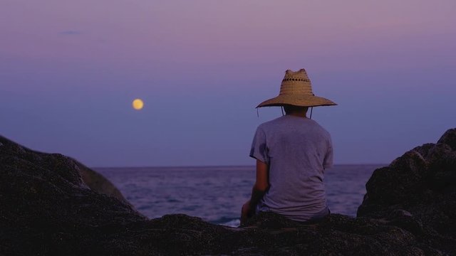 Mirando la luna en la playa