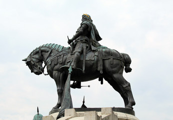 Fototapeta premium King Matthias Corvin Statue in Cluj-Napoca, Romania