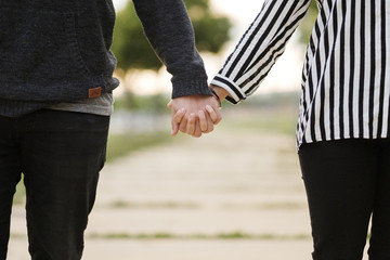 pareja cogida de la mano
