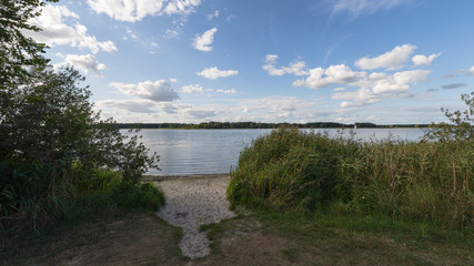 Zugang zu einer Badestelle an einem See