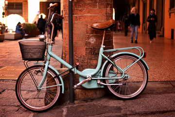 Fototapeta na wymiar City bicycle in Bologna I accidentally passed by.