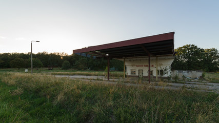 Verlassene Tankstelle im Abendlicht