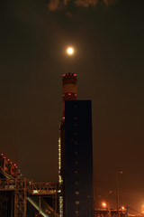 Elektrownia, fabryka w świetle księżyca w pełni nad kominem. - obrazy, fototapety, plakaty