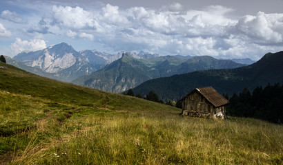 CAPANNA DI LEGNO CON PAESAGGIO