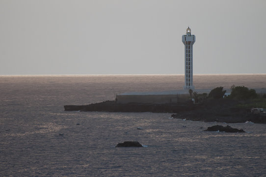 Leuchtturm auf Felsenklippe