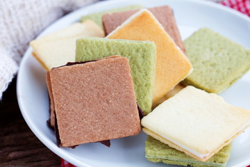 Cookies Shiroi Koibito on white plate.