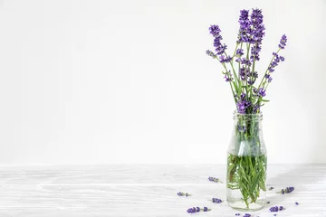 Photo sur Aluminium Lavande Nature morte avec un beau bouquet de fleurs de lavande. fond de vacances ou de mariage avec espace de copie