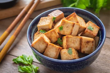 Foto auf Acrylglas Fertige gerichte Gebratener Tofu in Schüssel, vegetarisches Essen