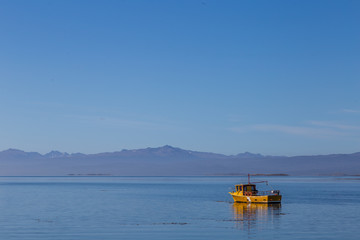 Bateau sur l'eau Montagne Patagonie Argentine Ushuaïa nature