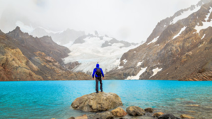 Homme randonnée montagne TreK Hike Chili Torres Del Paine - obrazy, fototapety, plakaty