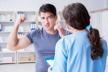 Obraz premium Young man visiting female traumatologist with black eye 