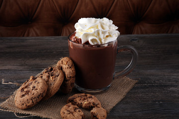 chocolat chaud au cacao et biscuits aux pépites de chocolat.