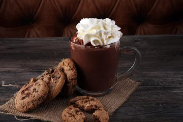 Papier Peint photo autocollant Chocolat chocolat chaud au cacao et biscuits aux pépites de chocolat.