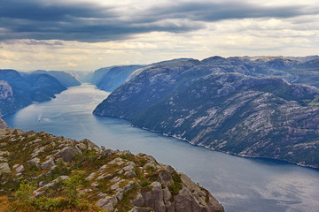 Fototapeta na wymiar Ausblick auf Fjord in Norwegen