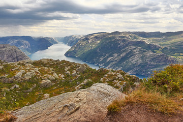 Ausblick auf Lysefjord mit Streiflicht