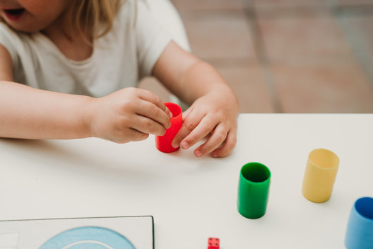 Manos de ni&ntilde;a jugando al parchis
