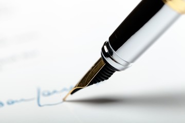 Fototapeta premium Fountain Pen Sign in to the Letter - Close Up